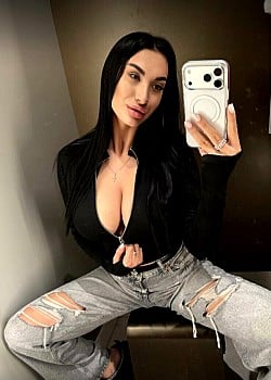 Busty Emma (Onlyfans)